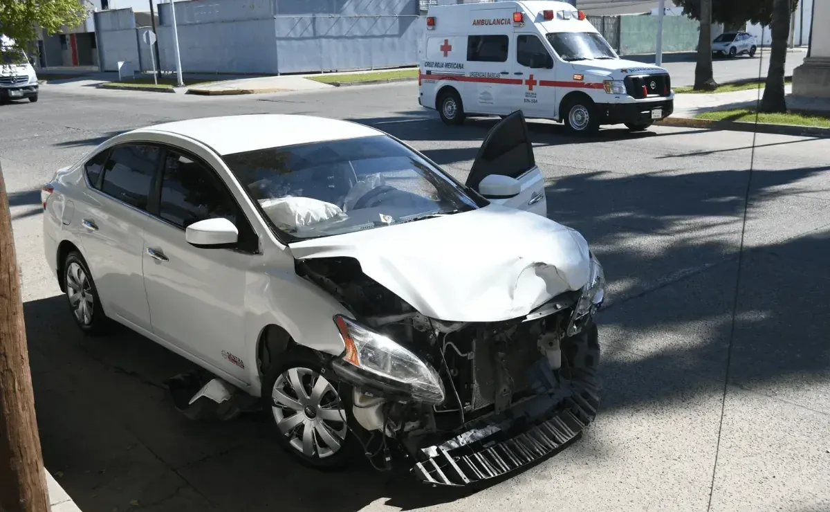 Cuatro personas resultaron heridas en un choque que revela problemas viales en la ciudad.