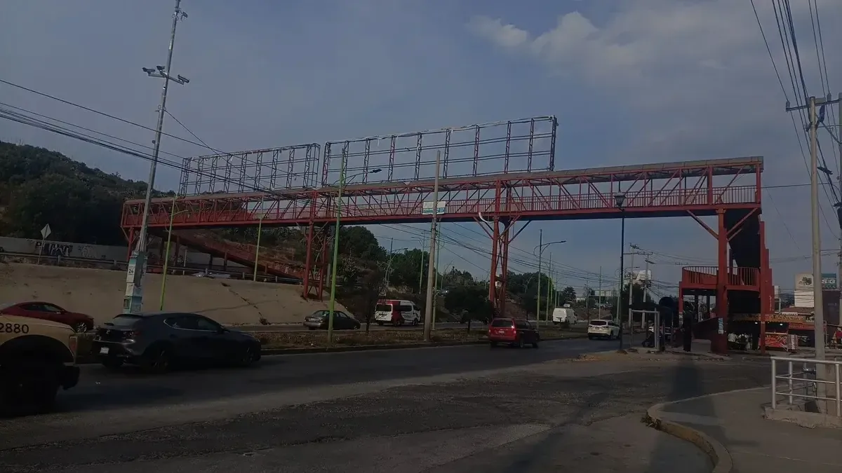 Cuatro propietarios de anuncios en Pachuca buscan frenar el retiro de estructuras por incumplimiento de normativas.