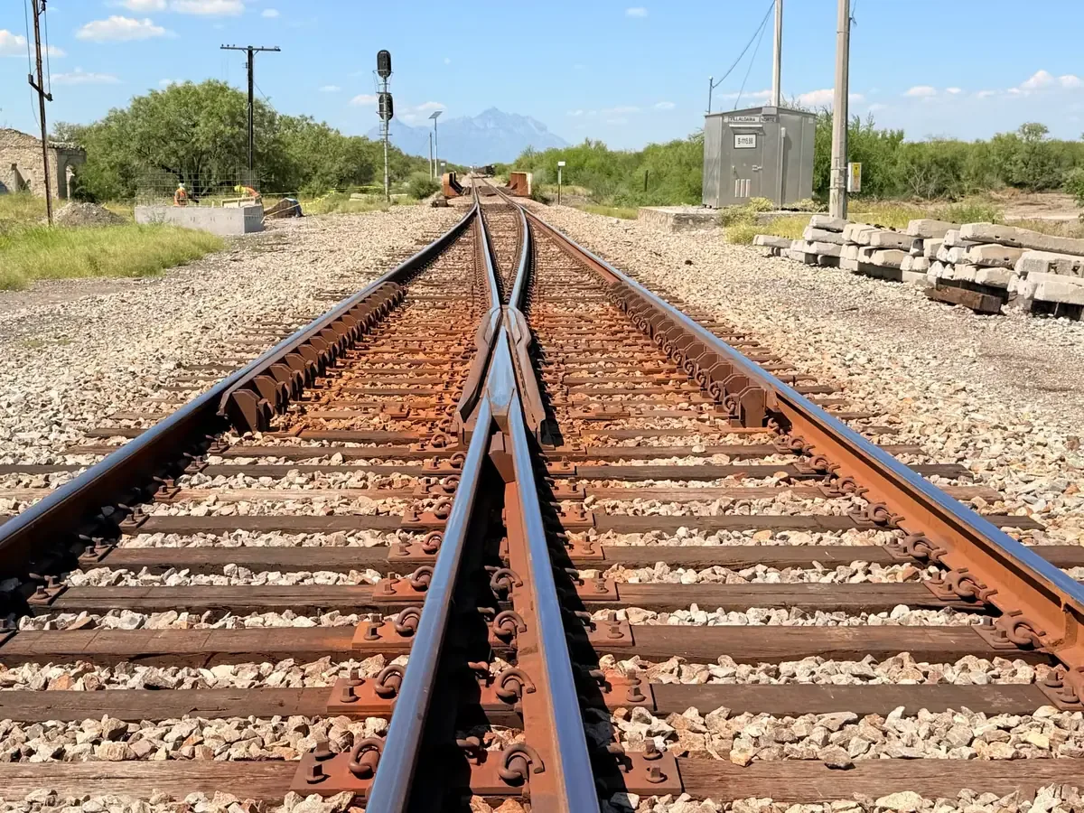 Un conductor ignoró una señal de alto, provocando un choque sin víctimas.