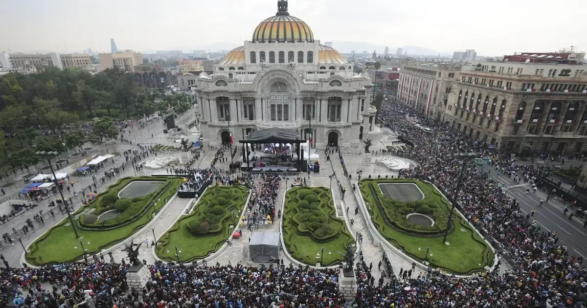 El homenaje a Cárdenas marca la primera vez que un político de su trayectoria recibe este honor.