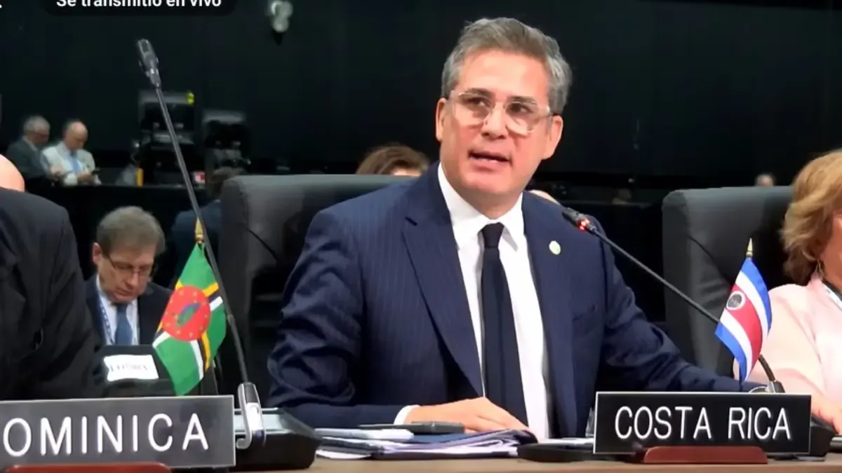 La controversia surge tras declaraciones sobre el cierre de la embajada costarricense en Cuba.