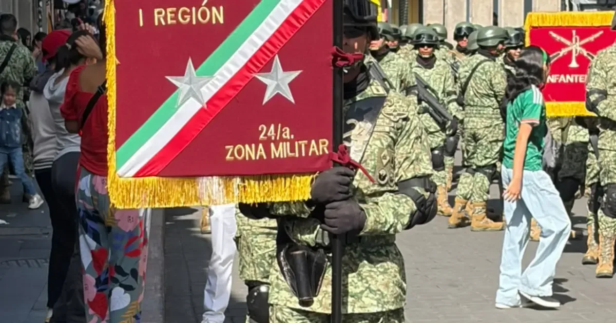 El desfile cívico-militar marca el 216 aniversario del inicio de la independencia de México.