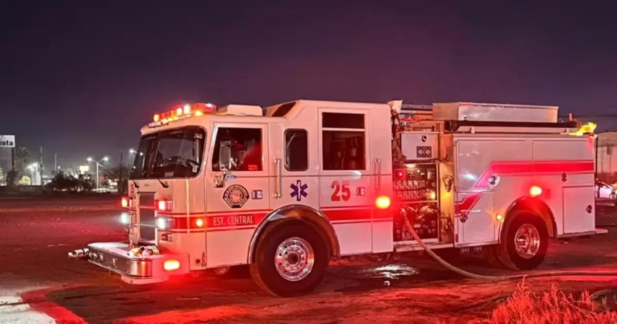 Bomberos encontraron el cadáver tras apagar el fuego en una vagoneta la noche del viernes en la colonia 5 de Julio.