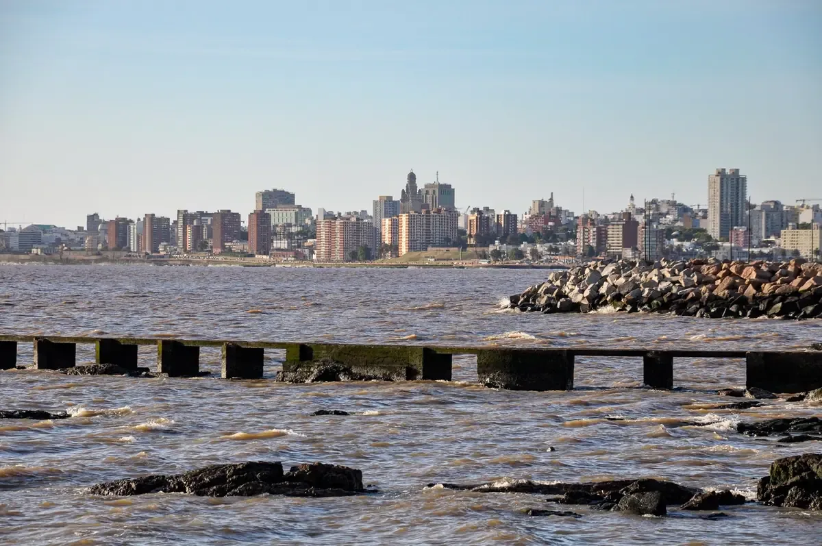 La Justicia investiga si el cuerpo encontrado corresponde a uno de los pescadores desaparecidos hace un mes.