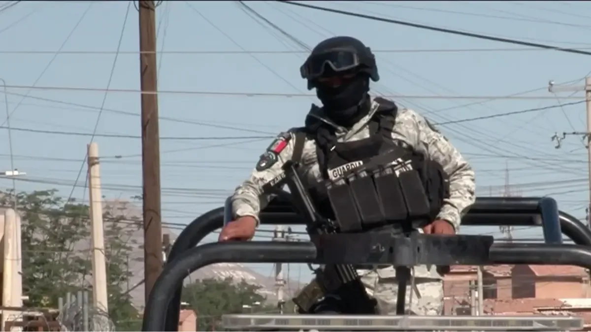 Un hombre fue encontrado sin vida, envuelto en una cobija, lo que indica un posible crimen violento.
