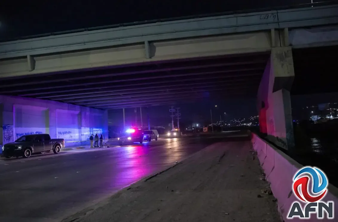 Cuerpo hallado envuelto en cobija sobre la Vía Rápida Oriente en Tijuana.