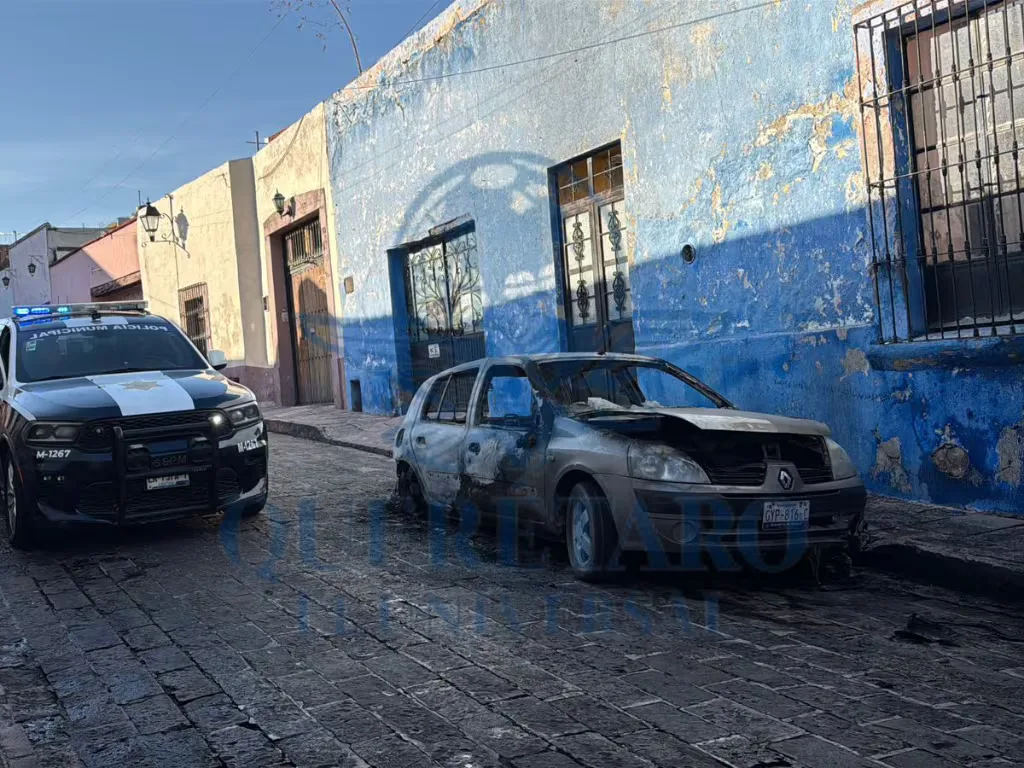 "Cuerpos de emergencia sofocando el incendio de un vehículo en Querétaro."