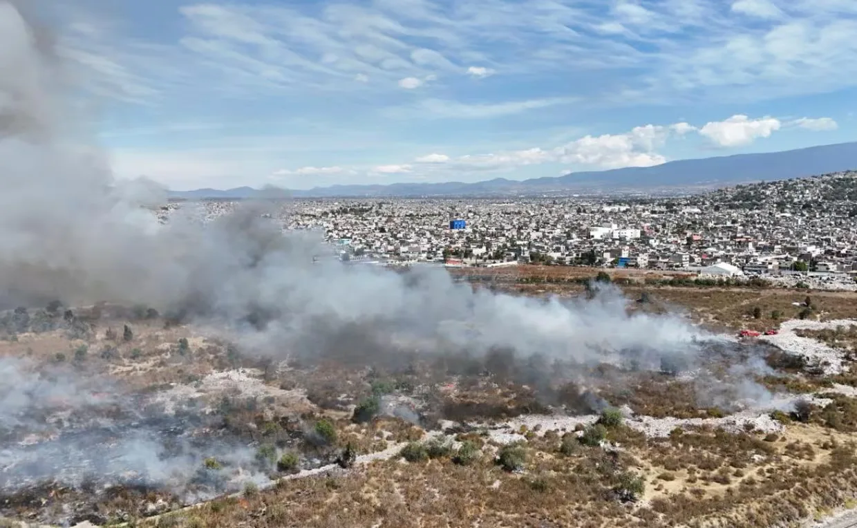 Cuerpos de emergencia trabajando para controlar el incendio en Nezahualcóyotl.