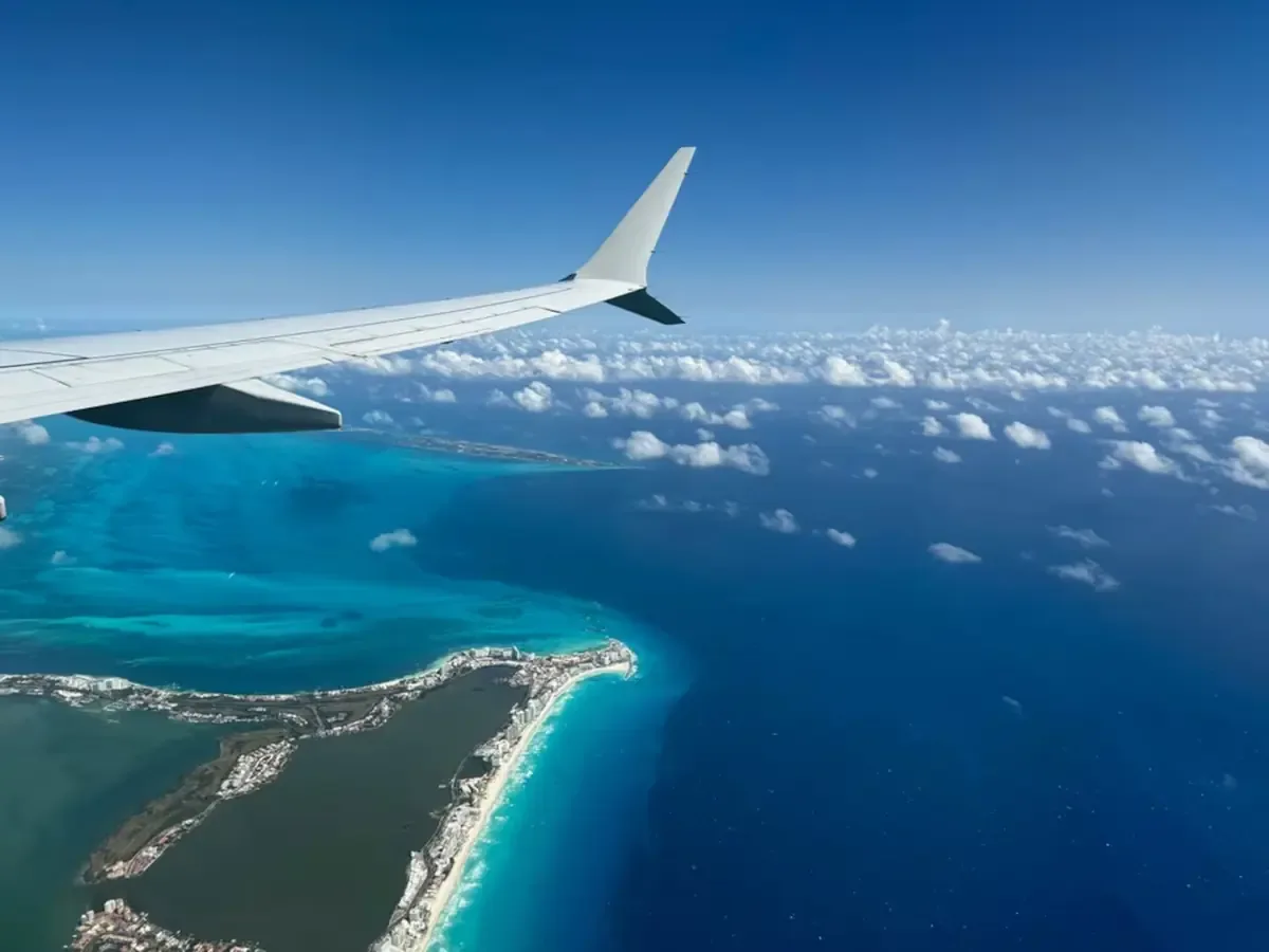 Los turistas que viajan a Cancún deben estar alerta con el impuesto Visitax y las tarifas excesivas en el aeropuerto.