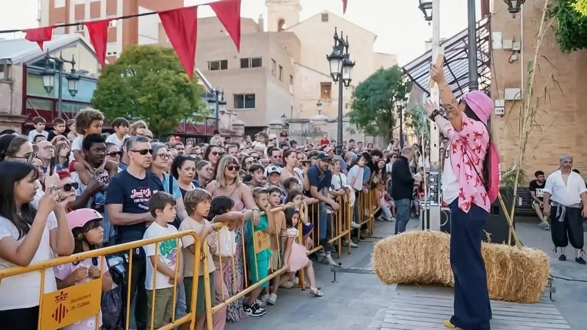La recreación del ataque pirata atrae a miles y dinamiza el turismo local.