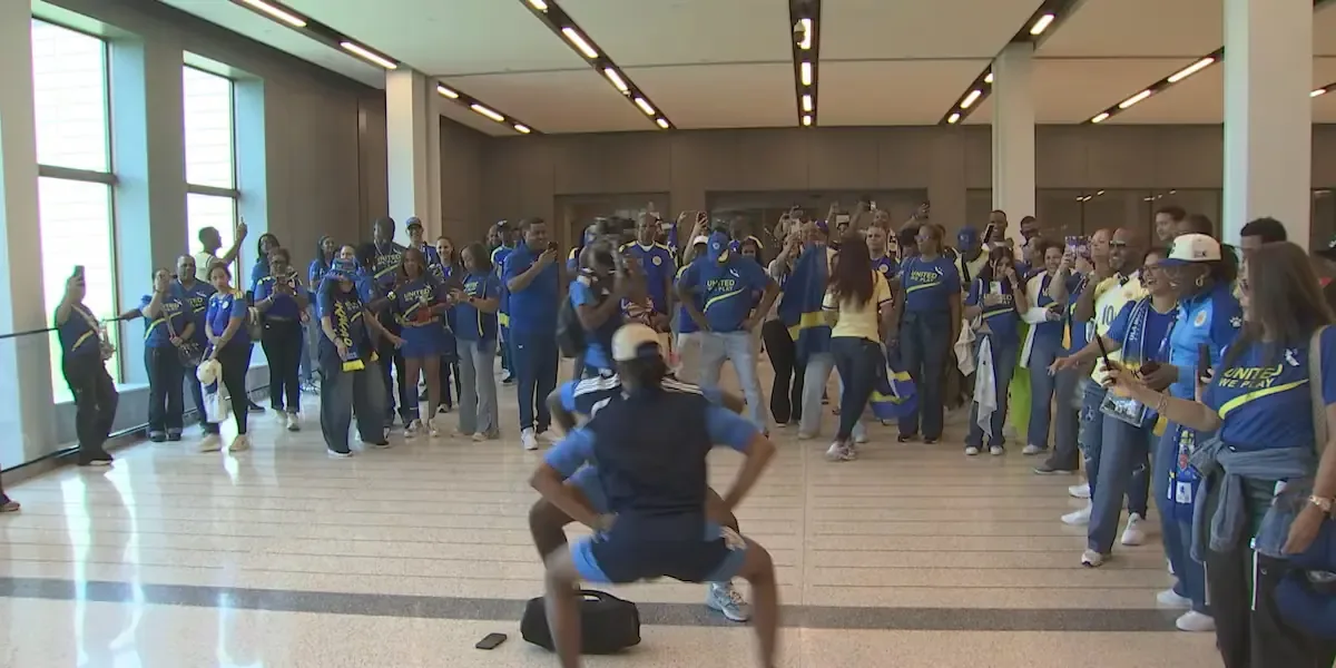 Los aficionados de Curazao llegan con entusiasmo para el partido en Kansas City.