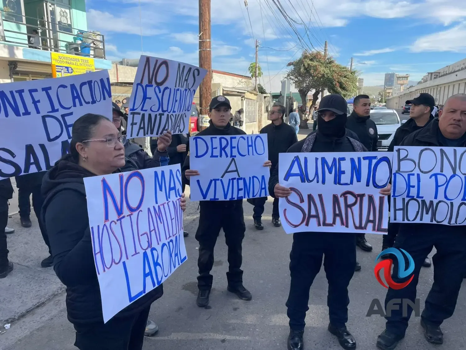 Custodios de Tijuana exigen mejoras salariales y laborales durante la manifestación.
