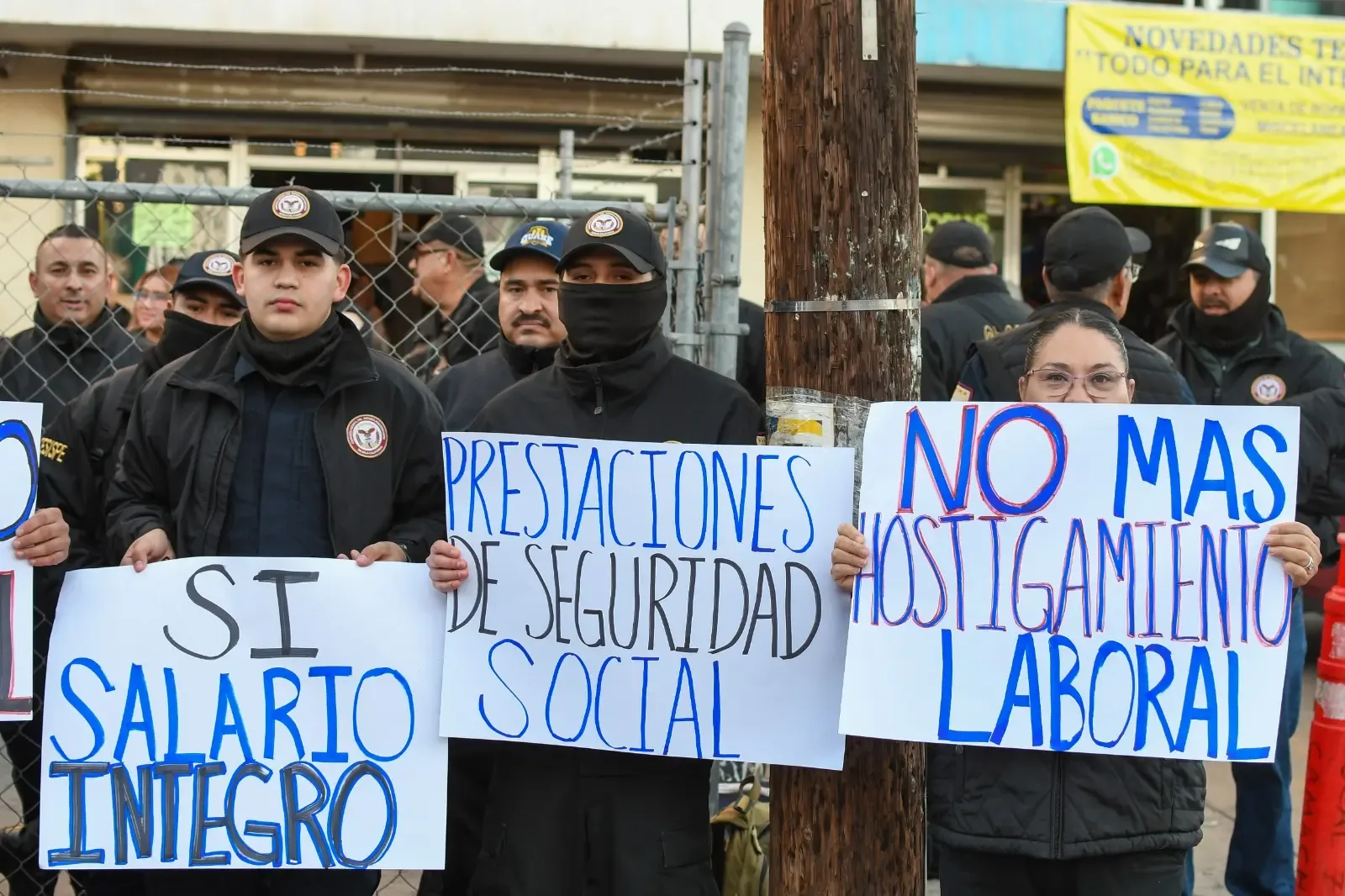 Custodios del Cereso de La Mesa durante la protesta en Tijuana.