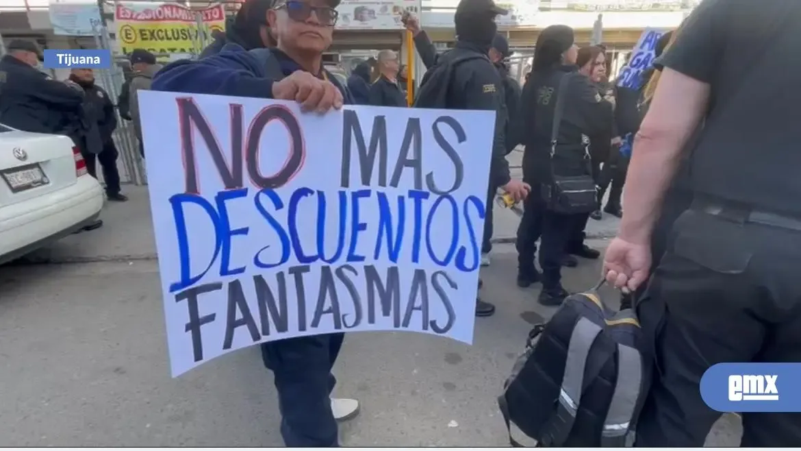 Custodios del Cereso La Mesa exigiendo mejores salarios y condiciones laborales.