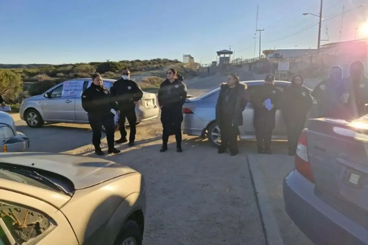 Custodios del Sistema Penitenciario de Baja California durante la reunión sobre sus salarios.