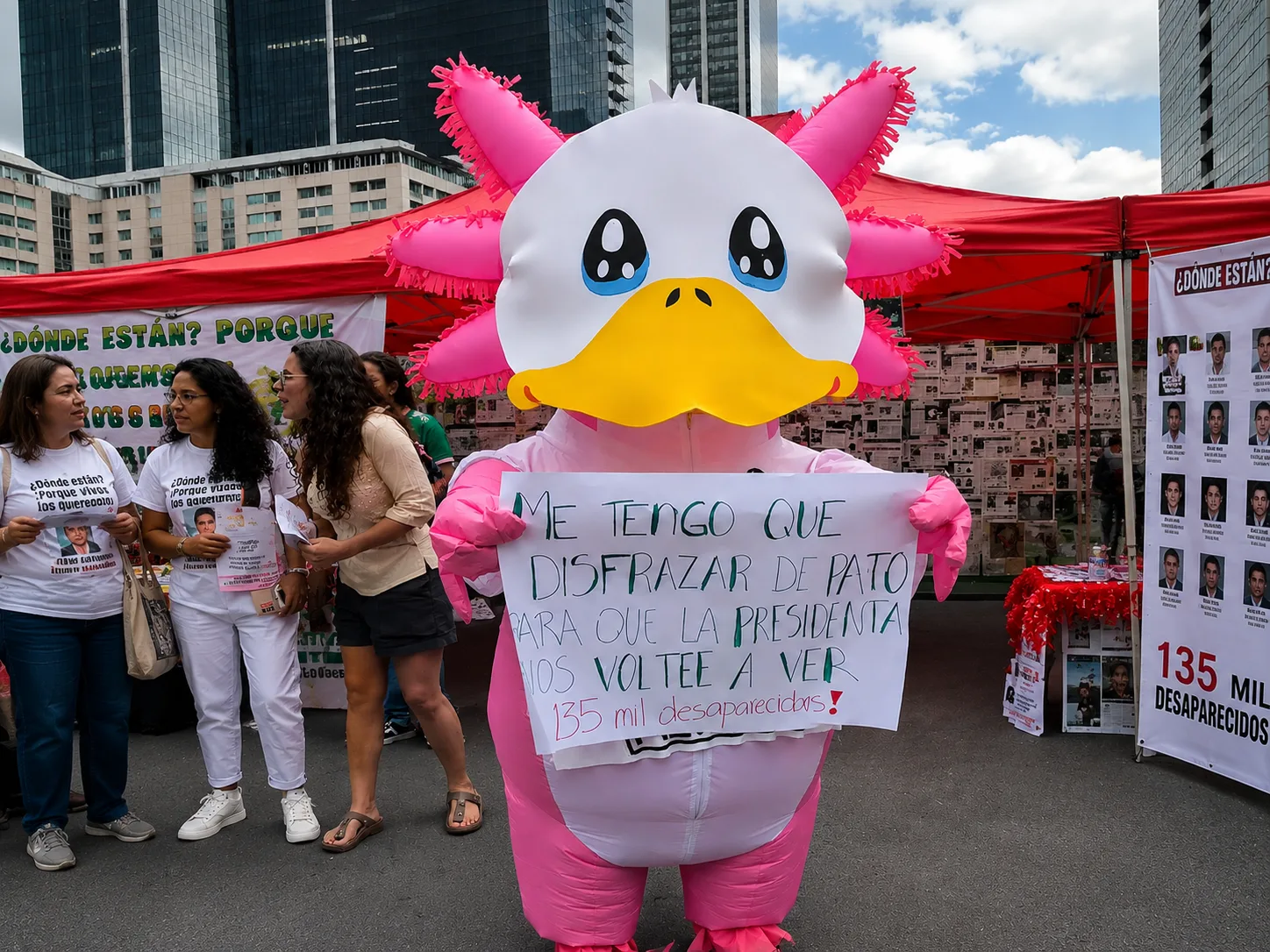 VIDEO | Madres Buscadoras se Disfrazan de Pato Buscando Visibilidad