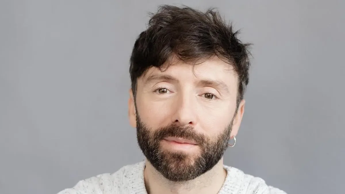 El actor Dafnis Balduz retoma su carrera con varias obras tras vacaciones.