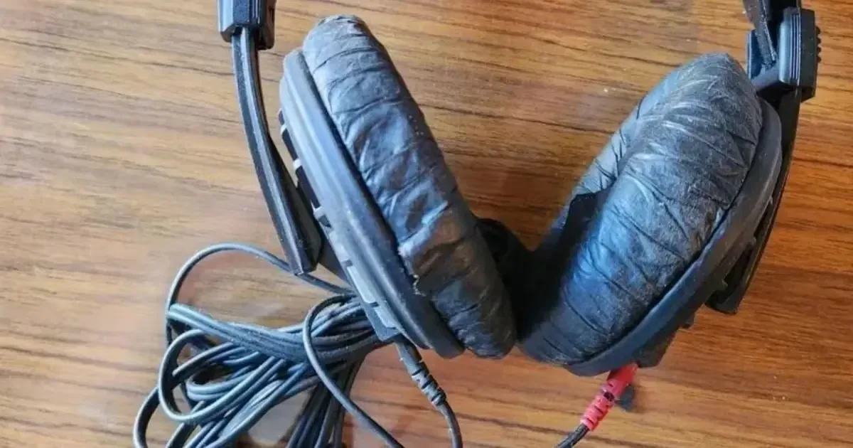 Aprende a reciclar auriculares viejos y conviértelos en objetos prácticos para el hogar.