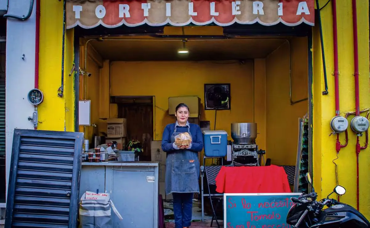 Dalia Dávila entrega comida a adultos mayores en su tortillería "La Abuela".