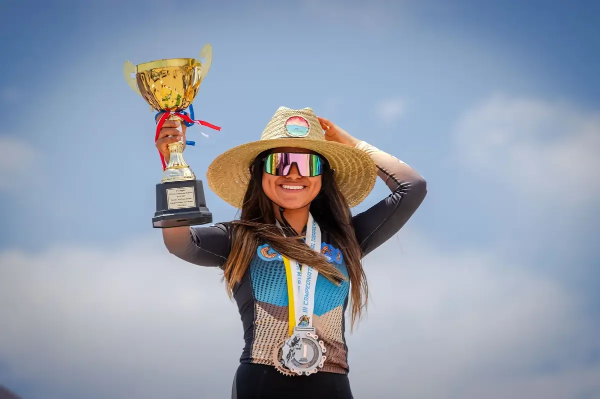 La atleta Dalia Moreno conquista el bronce en una competencia exigente, destacando su dedicación.