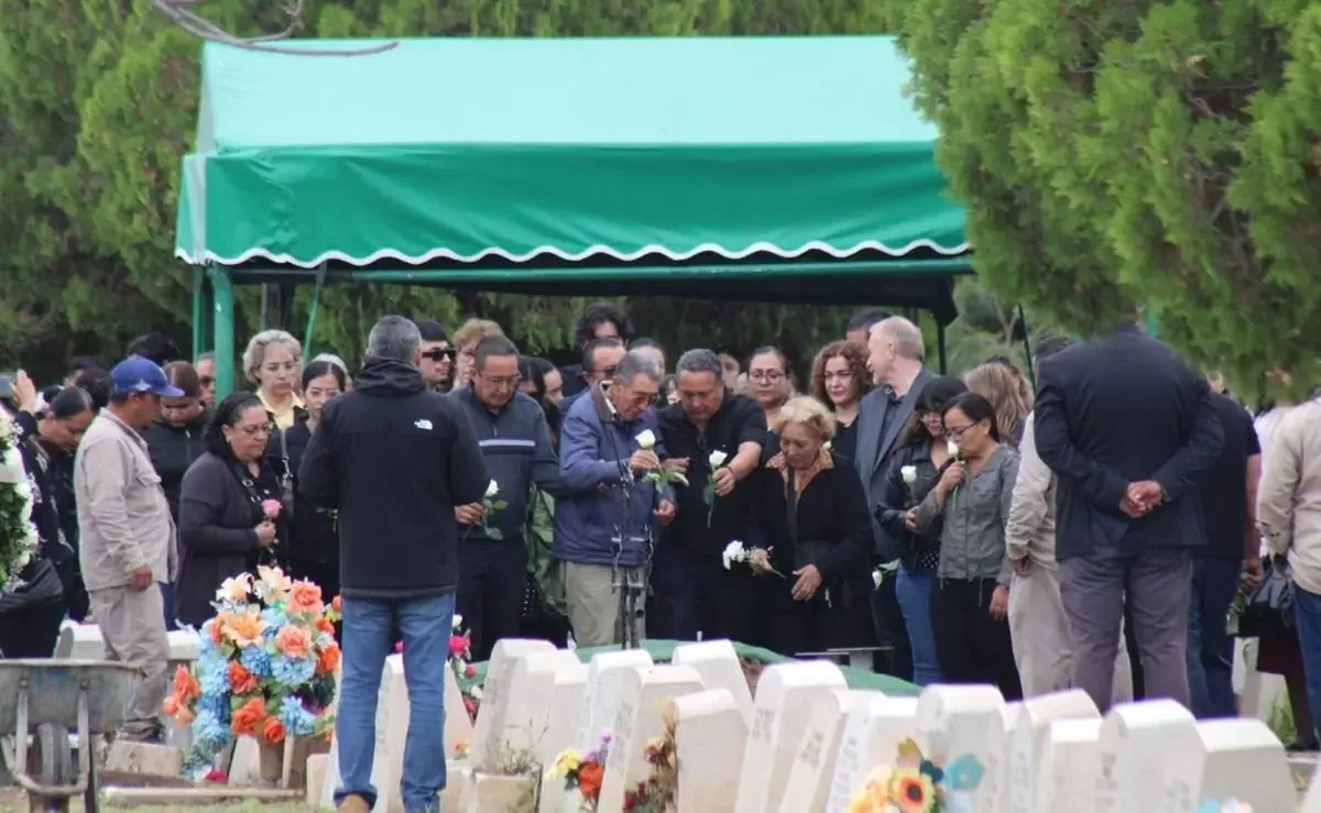 La subdirectora de secundaria fue recordada como una heroína por su comunidad tras ser asesinada en un ataque ocurrido en el plantel.