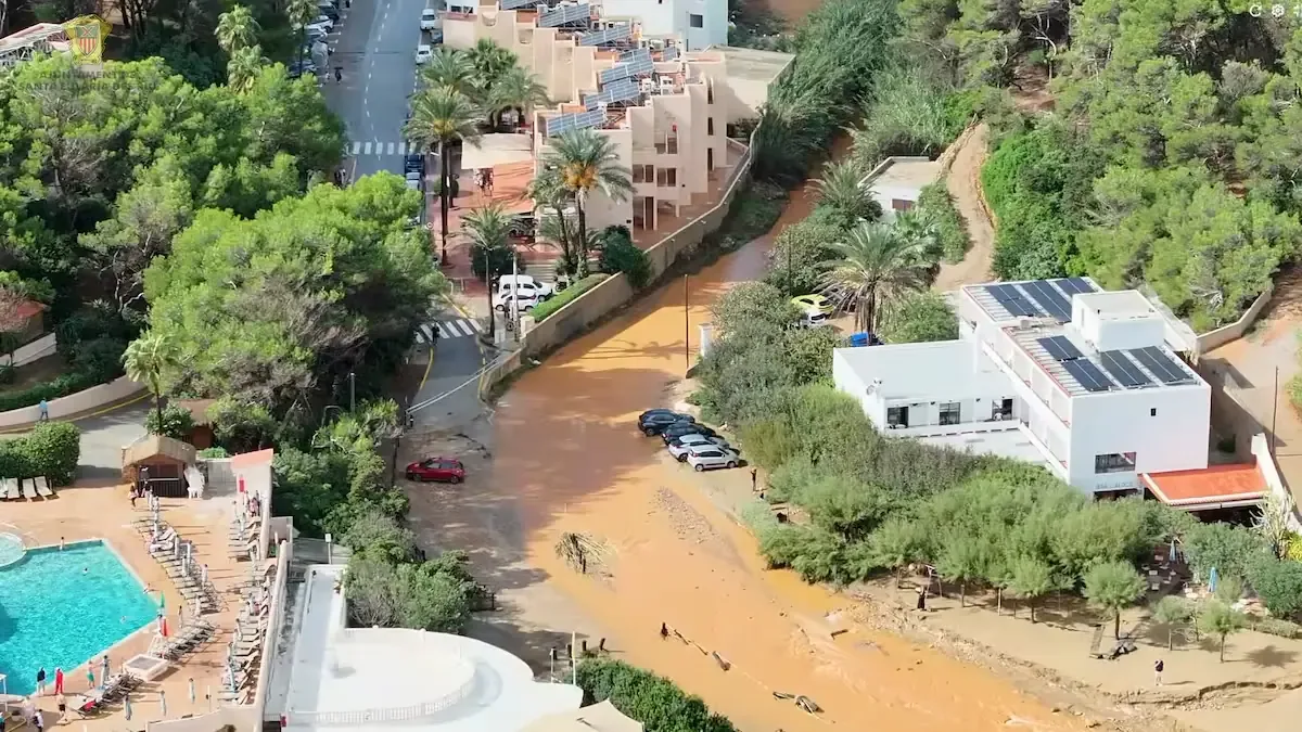 Las inundaciones y los cortes de carreteras afectan a varios puntos del municipio ibicenco.