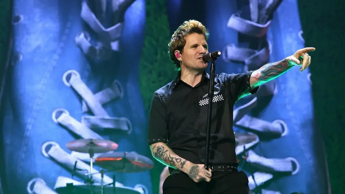 El cantante español reúne a más de 16,000 fanáticos en un emotivo concierto con sus grandes éxitos.
