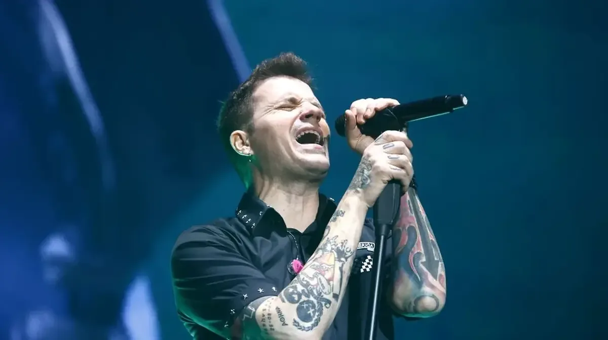 El cantante, aclamado en el festival PortAmérica, comparte sus planes inmobiliarios en medio de un concierto.