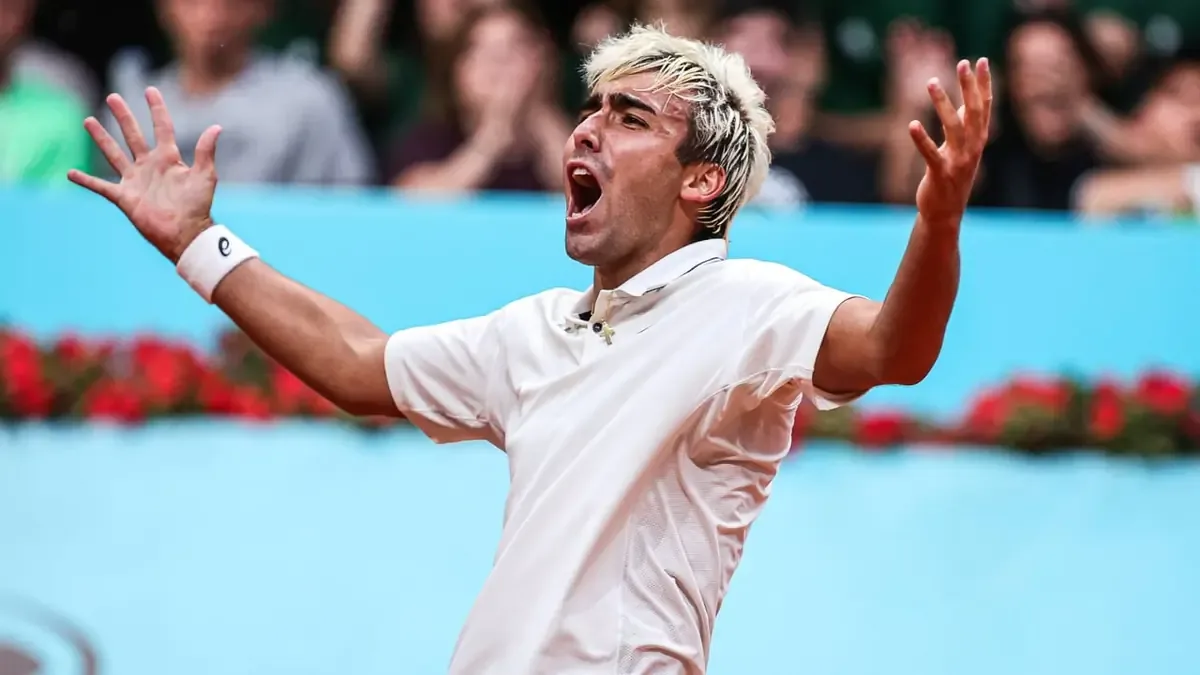 Dani Mérida logra avanzar a la segunda ronda mientras Martín Landaluce enfrenta otra decepción en su carrera.