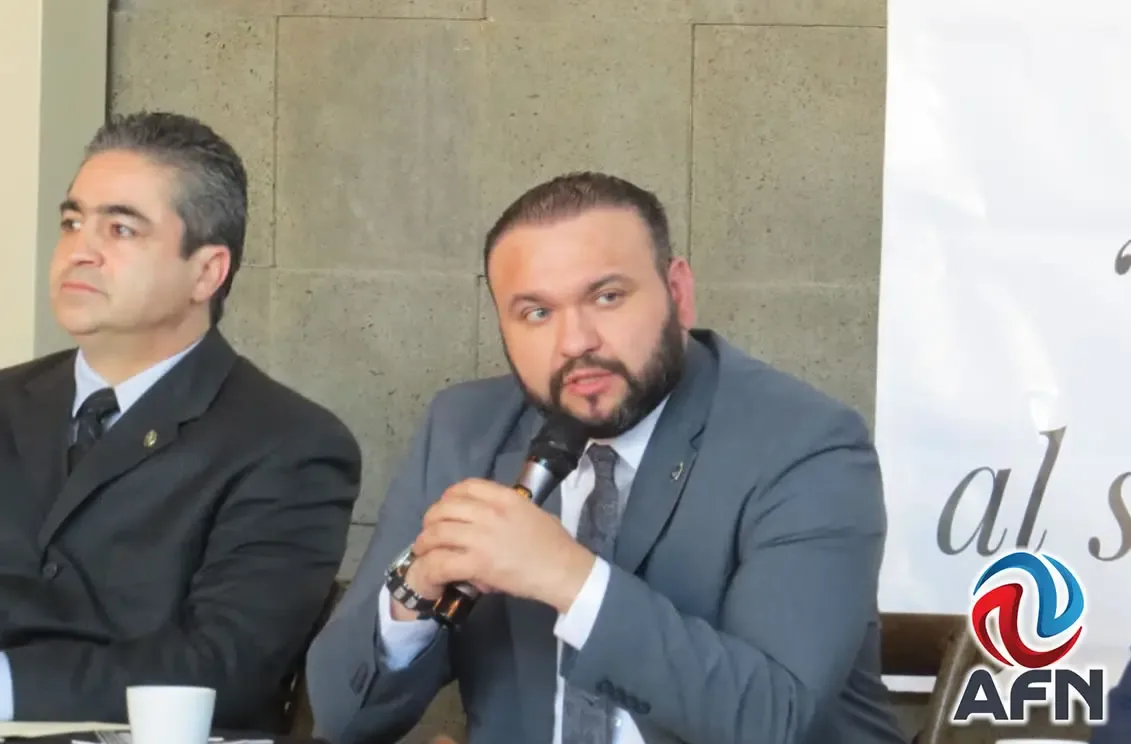 "Daniel Avitia Beltrán, presidente del Colegio de Abogados de Tijuana, en reunión de asamblea."