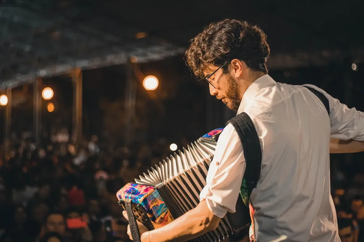 El concierto destaca la versatilidad del acordeón en diversos estilos musicales, invitando al público a una experiencia única.