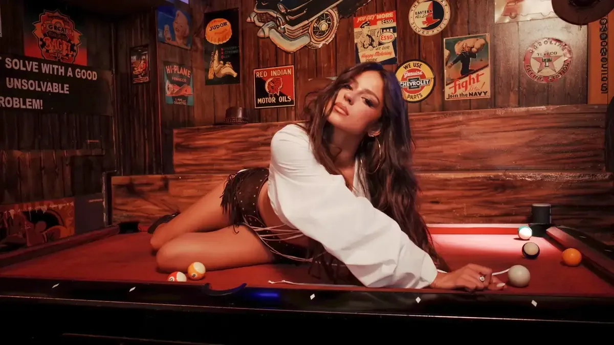 La joven artista combina influencias de grandes figuras del pop con su estilo único en su nueva producción musical.