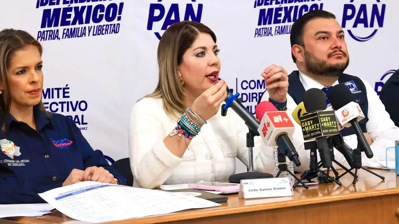 Daniela Álvarez, líder del PAN en Chihuahua, en rueda de prensa sobre la situación en Ciudad Juárez.