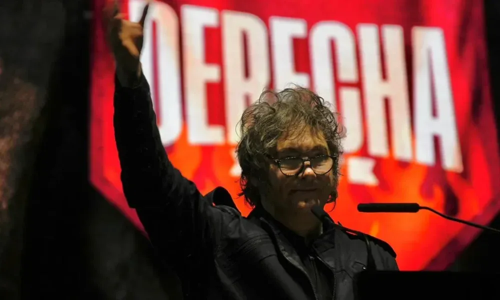 Dante Gebel enfrenta abucheos mientras se presenta en Mar del Plata.