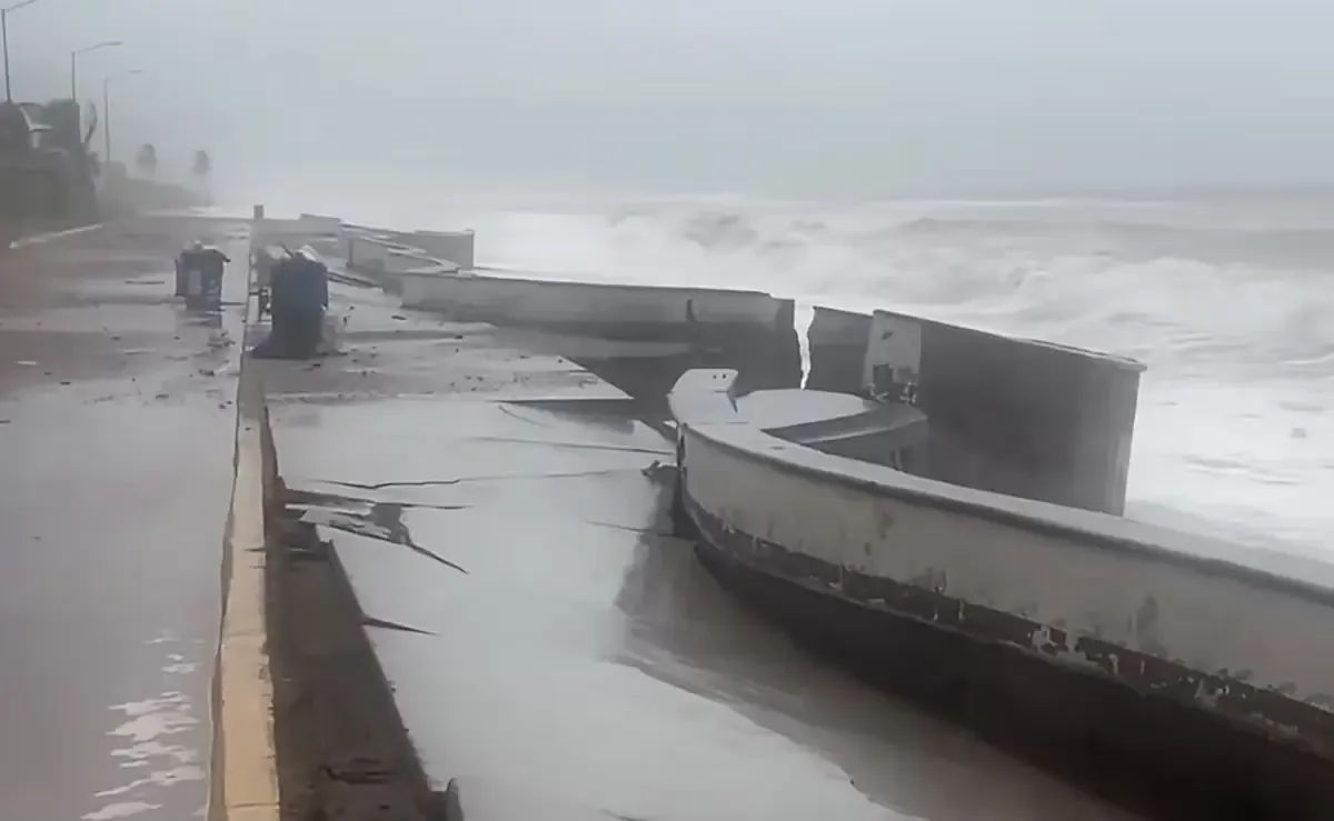 Los fuertes oleajes han afectado el malecón de Elota, generando advertencias para la población.
