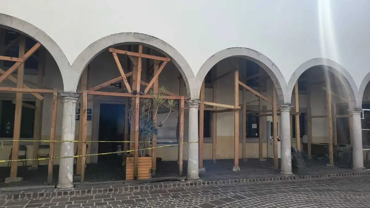 Daños estructurales en el edificio de presidencia municipal de Uriangato.