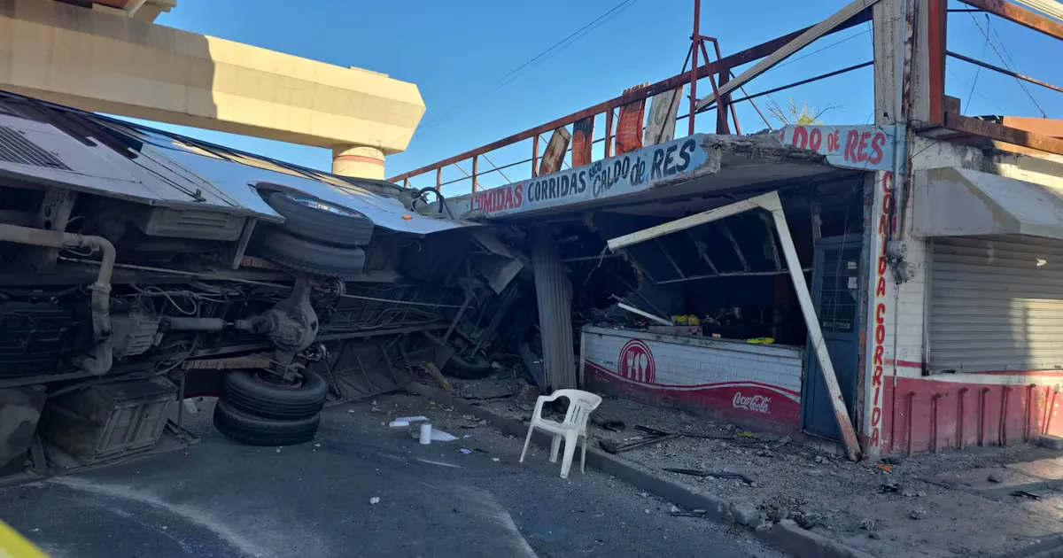 "Daños estructurales tras el choque del tráiler en la colonia Moderna."