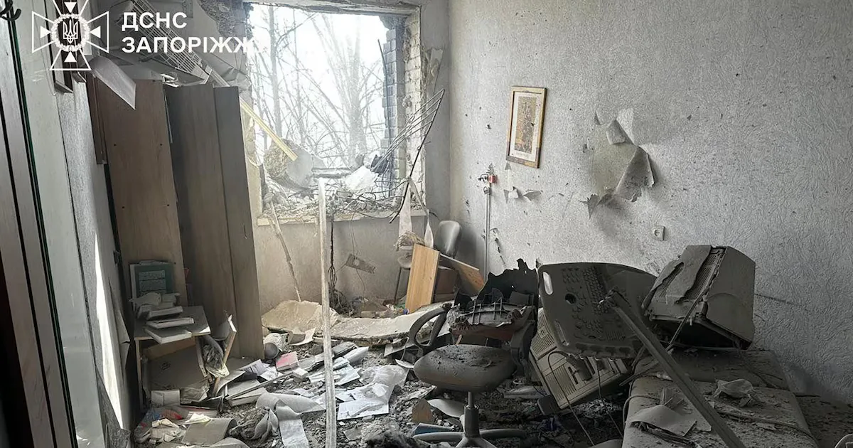 Daños visibles en el hospital materno tras el ataque en Zaporizhzhia.