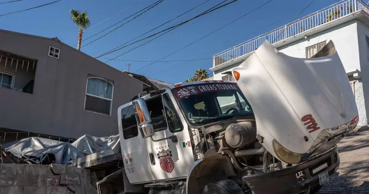 "Daños visibles en la vivienda tras el impacto de la grúa en Tijuana."