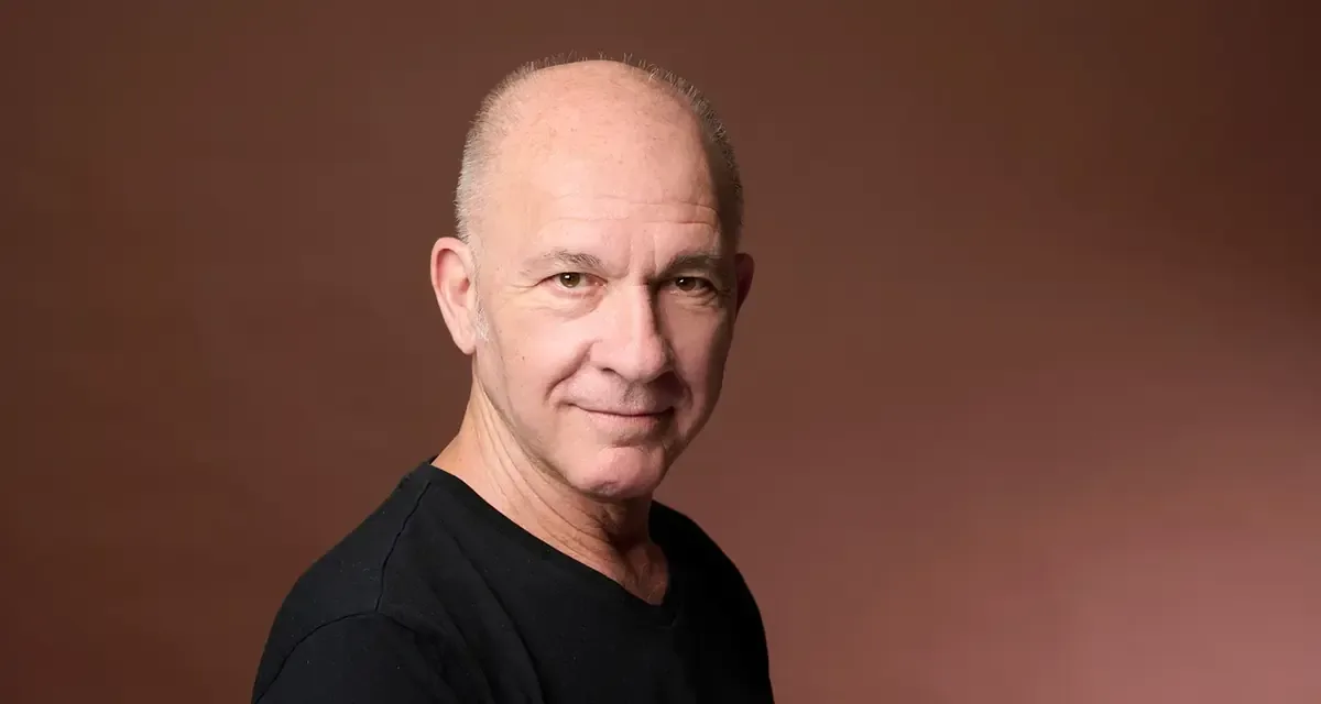 El actor presenta una obra poética y reflexiva sobre la escritura y la vida.