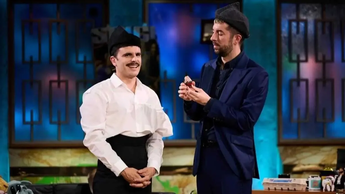 El presentador de La Revuelta lanza comentarios sobre su futuro en RTVE en tono humorístico.