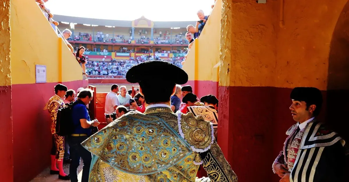 La presentación en Huelva destaca el regreso de la ganadería Miura y celebraciones en torno al matador.