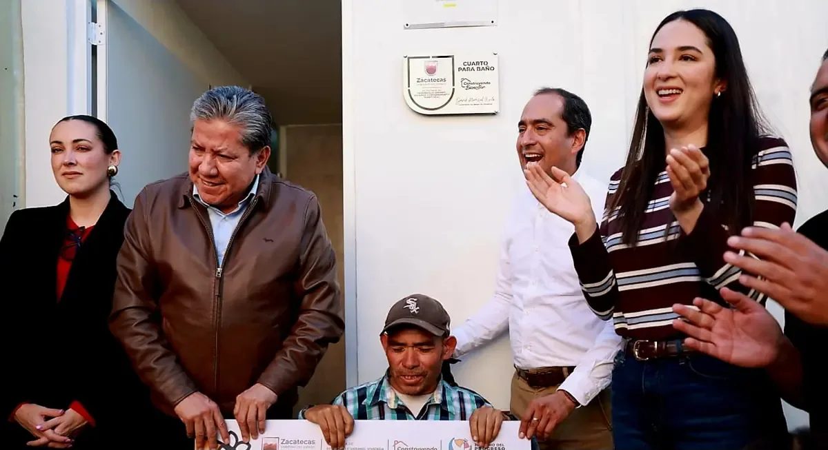 David Monreal Ávila entrega cuartos y baños a familias de Guadalupe, contribuyendo a mejorar su calidad de vida.