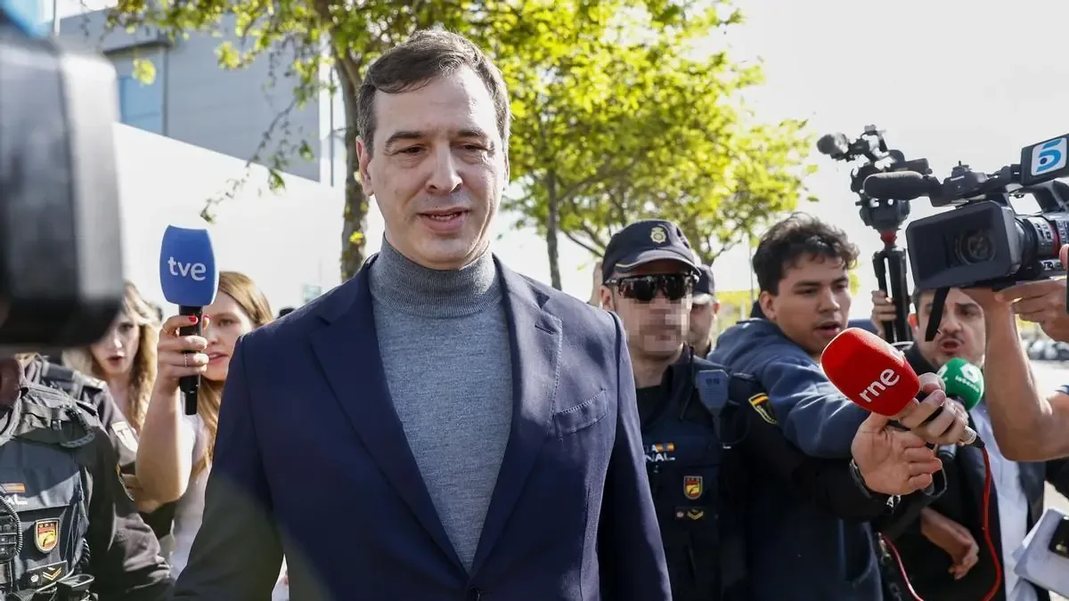 La apertura del juicio atrae la atención de medios y ciudadanos en un caso de corrupción.