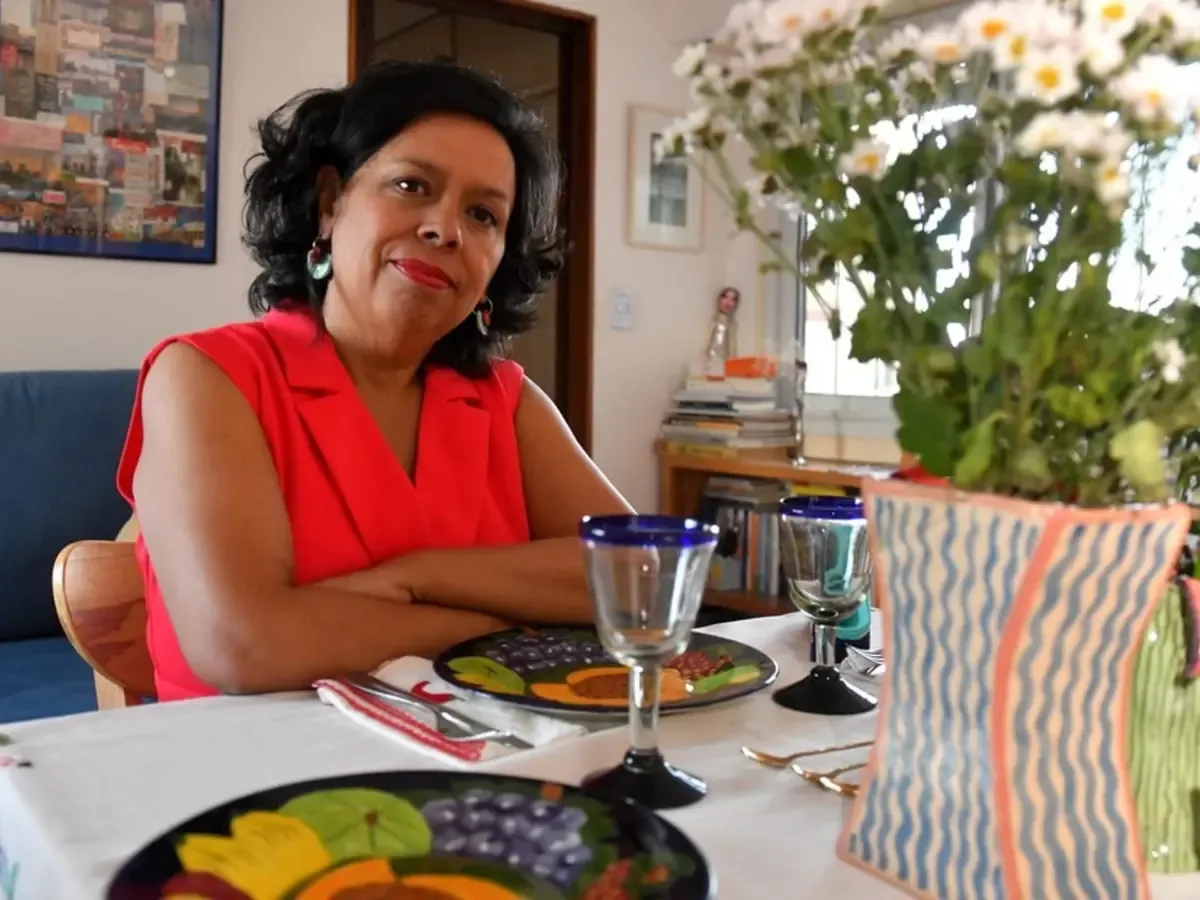 Cecilia González deja atrás el periodismo sobre crimen para redescubrir su pasión por la gastronomía mexicana en Buenos Aires.