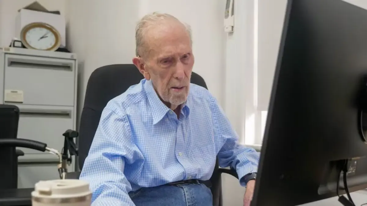 Dean Simes ayuda a romper la brecha digital entre personas mayores en Australia.