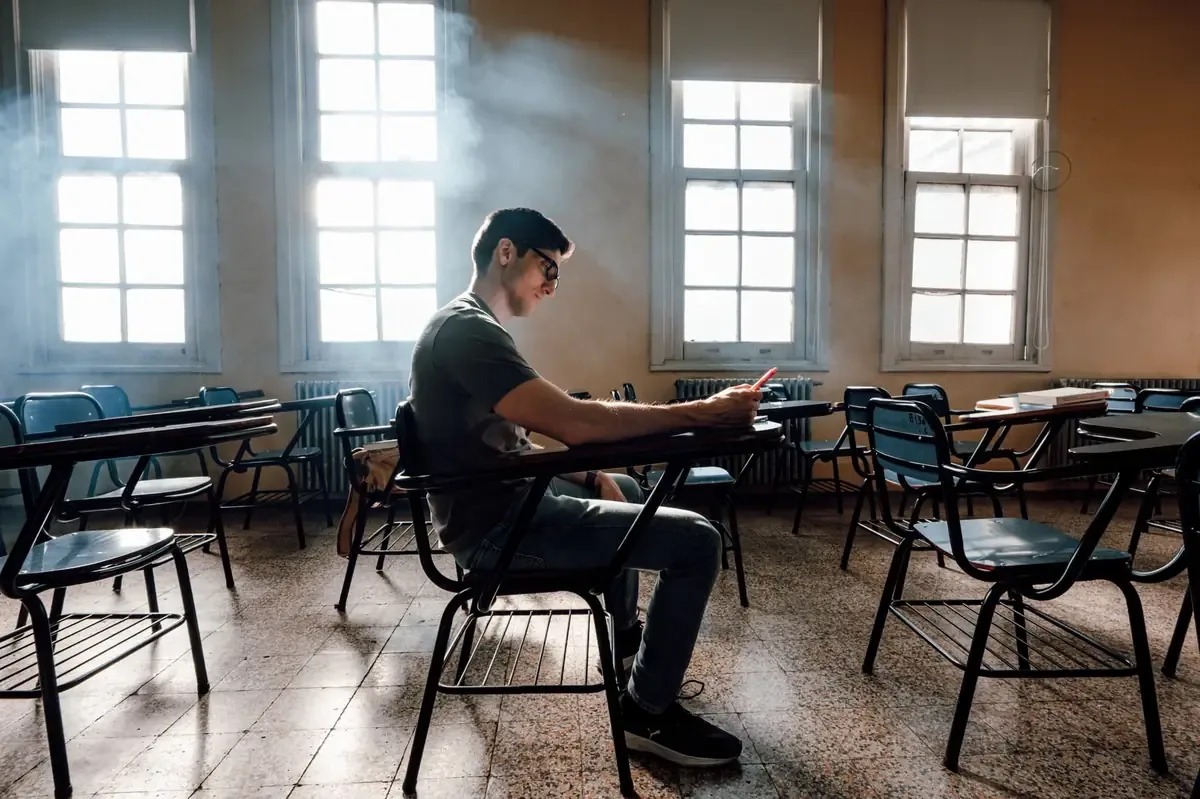 La discusión sobre los celulares en escuelas destaca la resistencia generacional y su impacto en la educación.