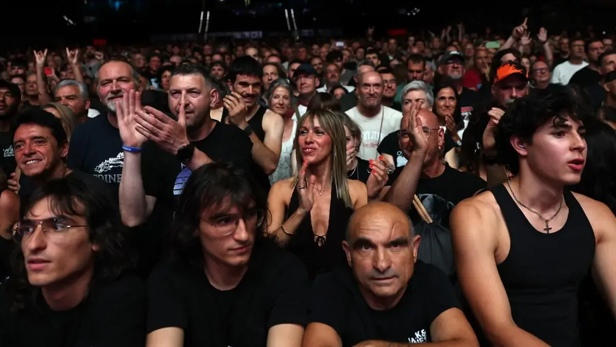 Fans de todas partes asisten al emocionante concierto de la icónica banda británica en un ambiente alegre y caluroso.