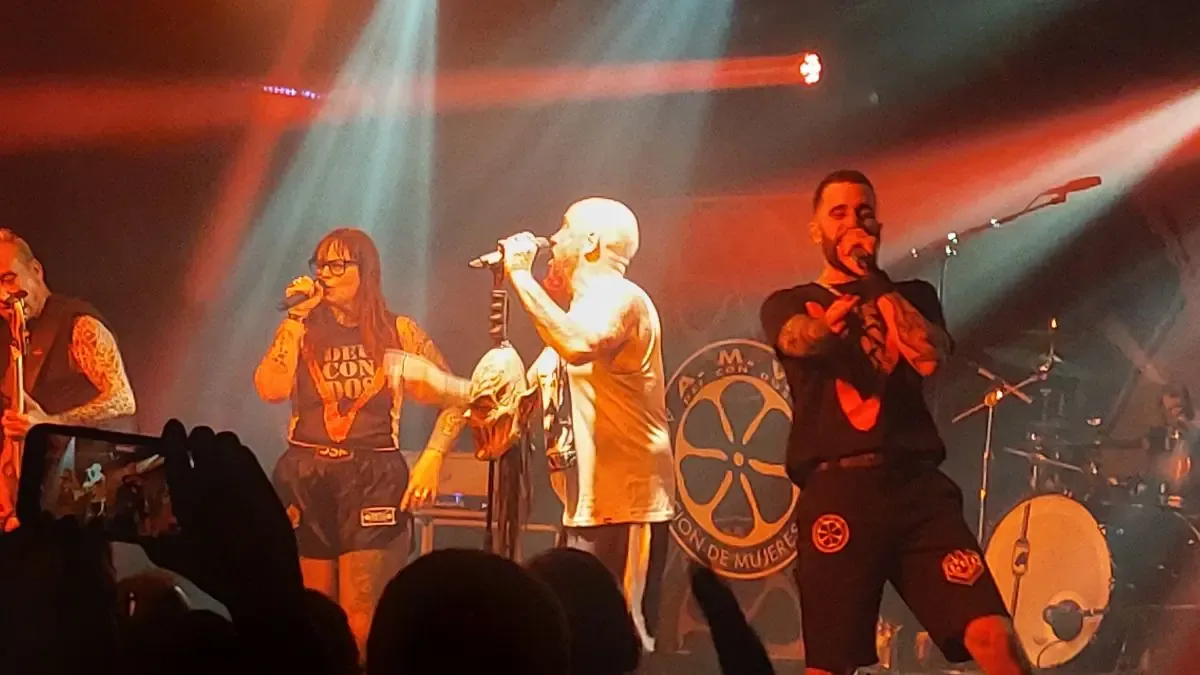 La icónica banda celebró 30 años de "Alzheimer" con un lleno total en la Sala Razzmatazz 2.