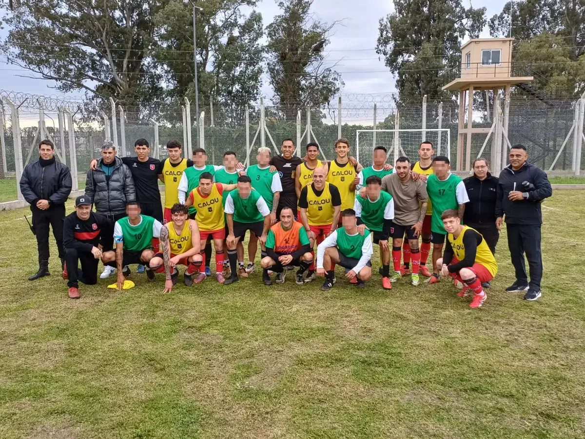 Un partido amistoso que fomenta la inclusión y el respeto entre internos y deportistas.